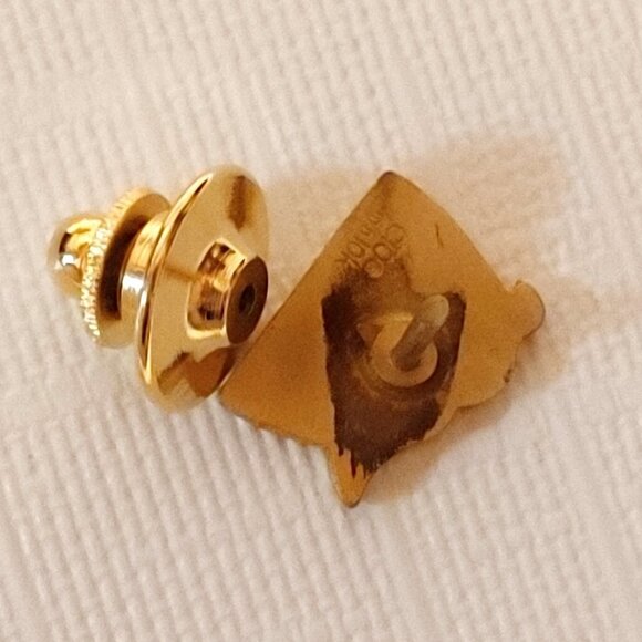 Couche-Tard Owl Pin 1 1/100th 10 K Gold Pin - Picture 3 of 4